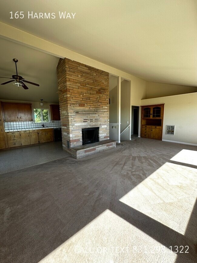 Building Photo - Expansive 4 Bed, 2 Bath La Selva Beach Hom...