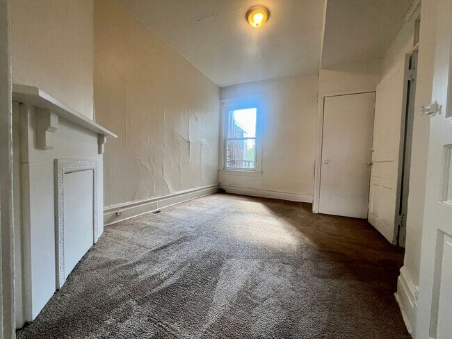 Building Photo - Large 3 BR in South Oakland! Covered Balcony! Close to Campus!