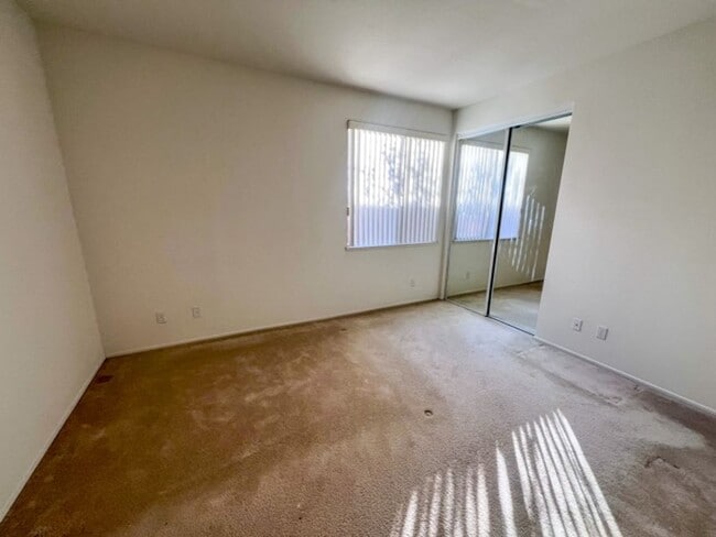 Building Photo - Large 4 bedroom Murrieta home with a loft ...