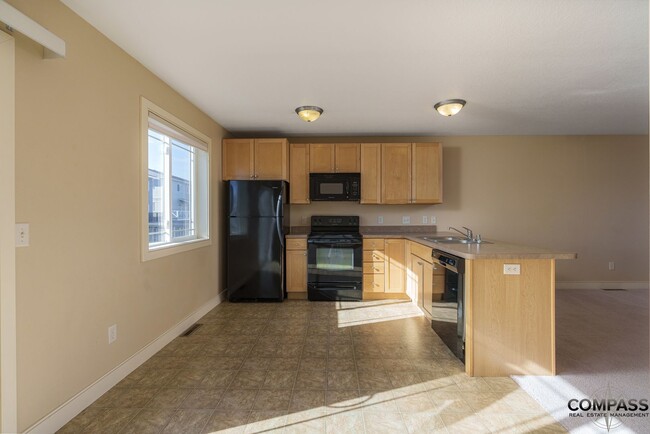 Building Photo - SPACIOUS TOWNHOME CONVENIENTLY LOCATED WIT...