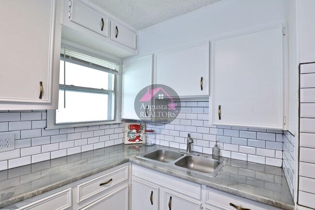 Building Photo - 3 Bedroom With Fresh Updates!