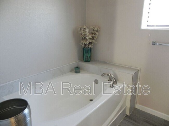 Building Photo - 15650 N 19th Ave