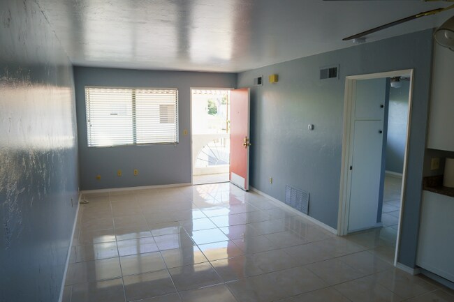 Building Photo - 335 Claydelle Ave