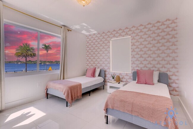 Building Photo - 809 S Ocean Dr