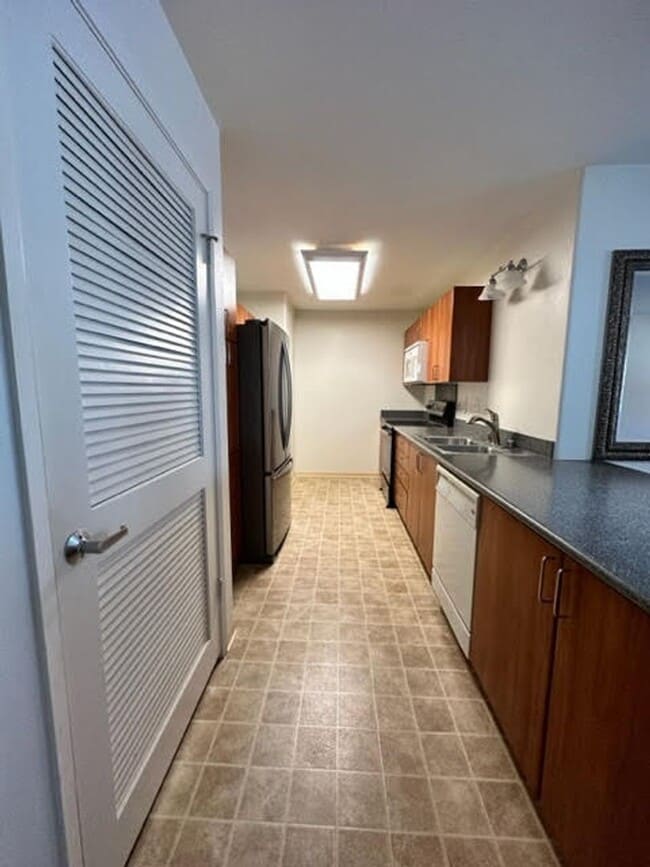 Building Photo - Spacious 2 bedrooms, 2 full baths with enclosed garage