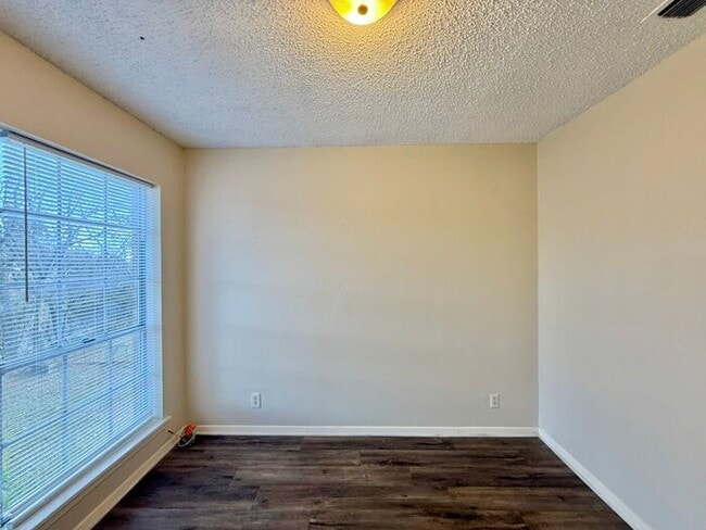 Building Photo - Tour Today! Spacious 3 Bed, 2.5 Bath Duplex