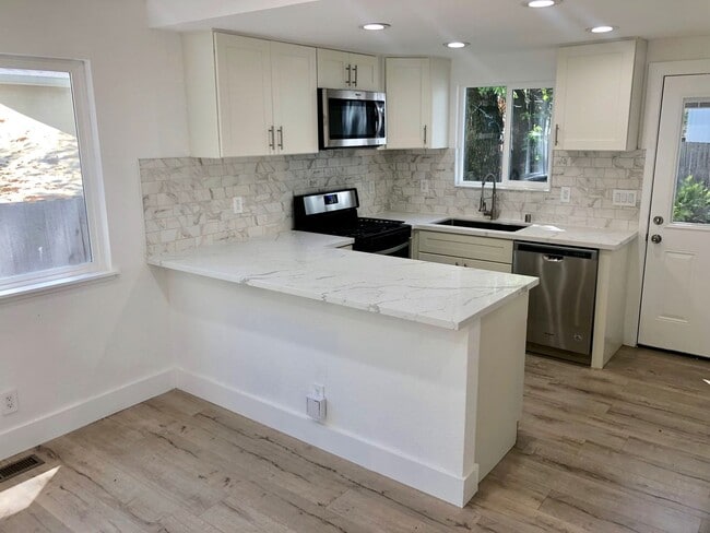 Building Photo - 3BD Townhome in Windsor | Private Yard + Garage | Walk to Shops + Wine Country