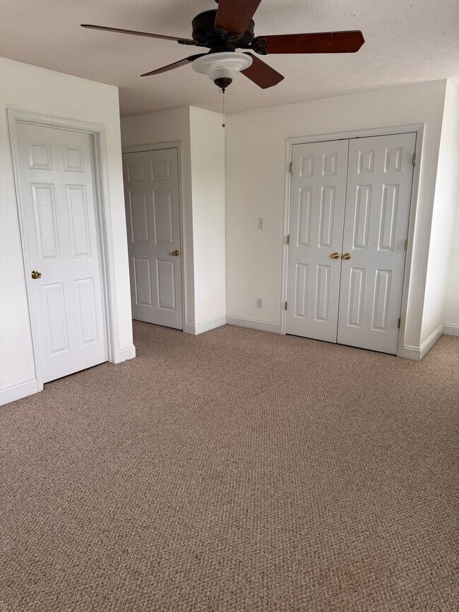Building Photo - 3 Bedroom || 2 Full Bathroom & 2 Half Bathroom Townhome