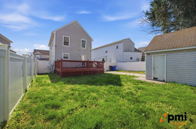 Building Photo - 3 BEDROOM 2.5 BATH WITH FENCED IN YARD AND DETACHED GARAGE FOR RENT IN NORFOLK!