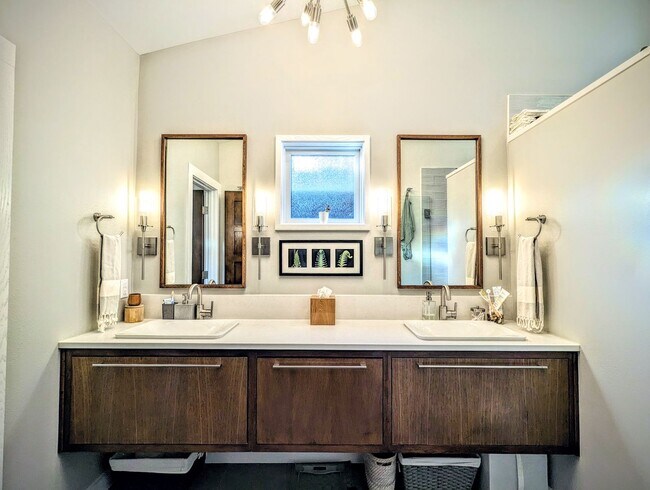 Building Photo - Remodeled Home Next To Zilker Park - 3 BR / 2 BA