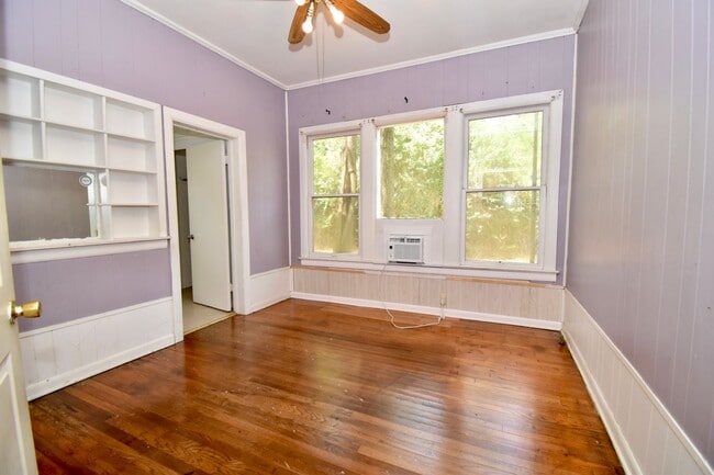 Building Photo - Three Bedroom Close to Tech!
