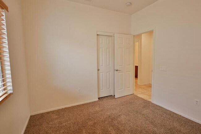 Building Photo - 831 W Calle Valenciana
