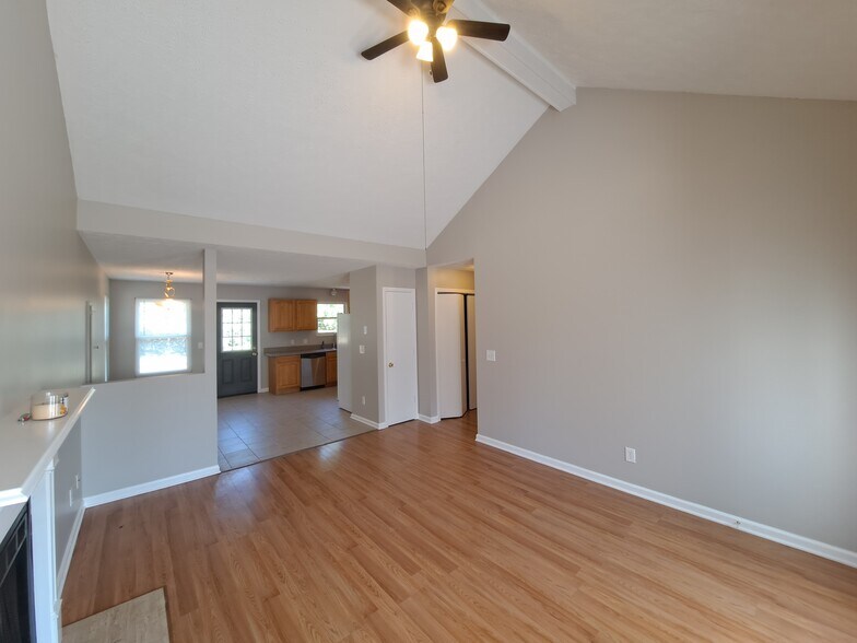 living room - 7641 Saundersville Rd