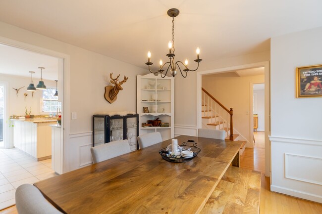 Building Photo - Bright and Beautiful 4 Bedroom Colonial