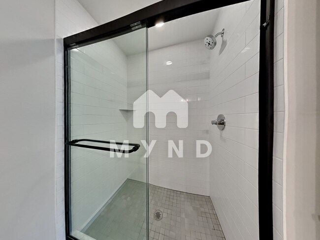 Building Photo - 632 Rush St