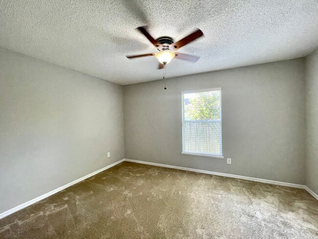 Building Photo - SPACOUS  3/2 OVIEDO POOL HOME in Twin Rivers!