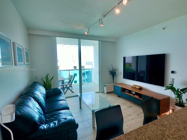 Building Photo - 1723 SW 2nd Ave