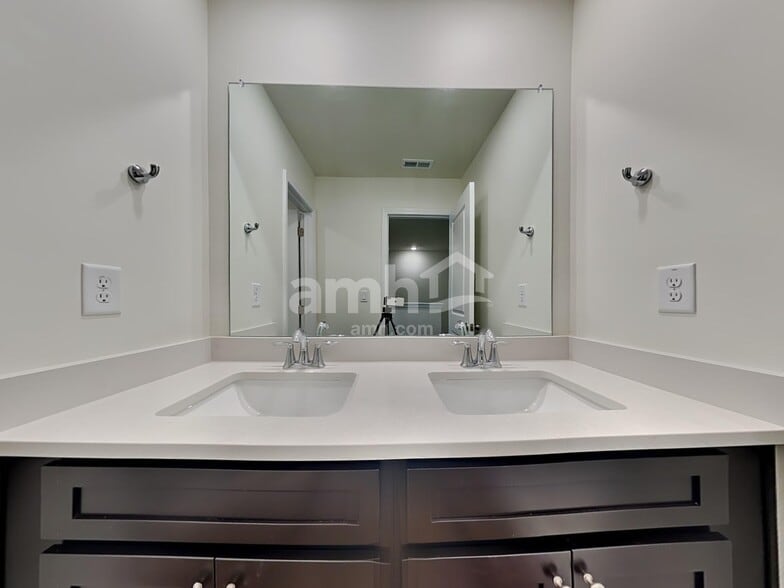 Building Photo - 189 Willow Ln