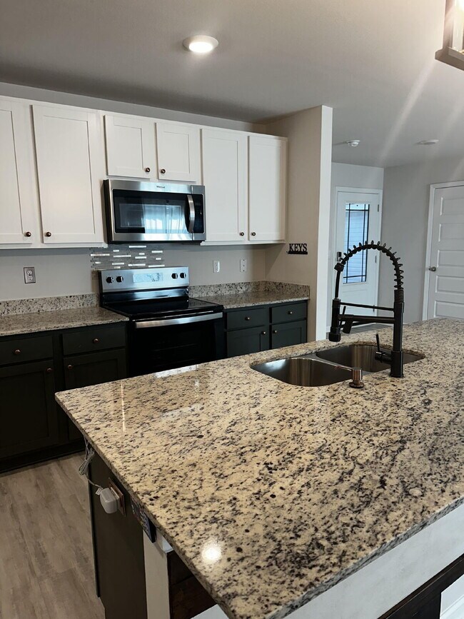 Building Photo - "Spacious 4-Bedroom Gem with 2.5 Baths in Panama City - Perfect Family Home with 1975 Sq Ft!"