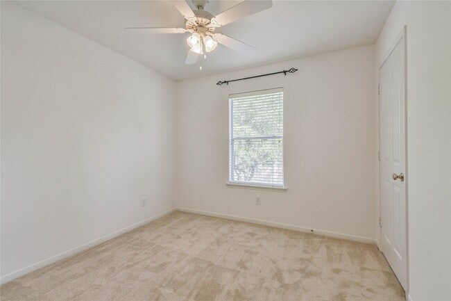Building Photo - 2 Willow Point Pl