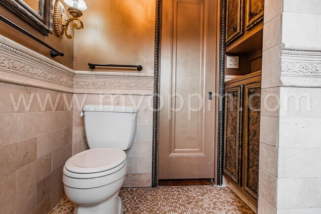 Building Photo - Unique 2Bd/1 Ba Duplex | Blackstone District
