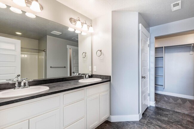 Building Photo - Bright and Charming Townhome Nestled in th...