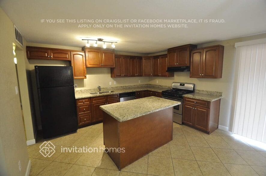 Building Photo - 3643 E Surrey Ave