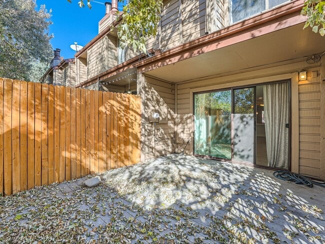 Building Photo - Charming 2 Bedroom 2.5 Bath in Lakewood!