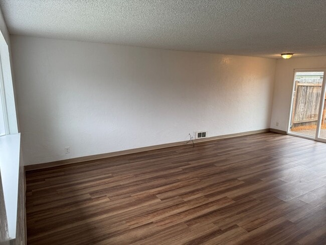 Building Photo - 2 bed 1 1/2 bath duplex in Springfield!