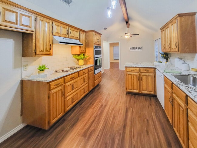 Building Photo - Stunning 3-2-2 in Arlington