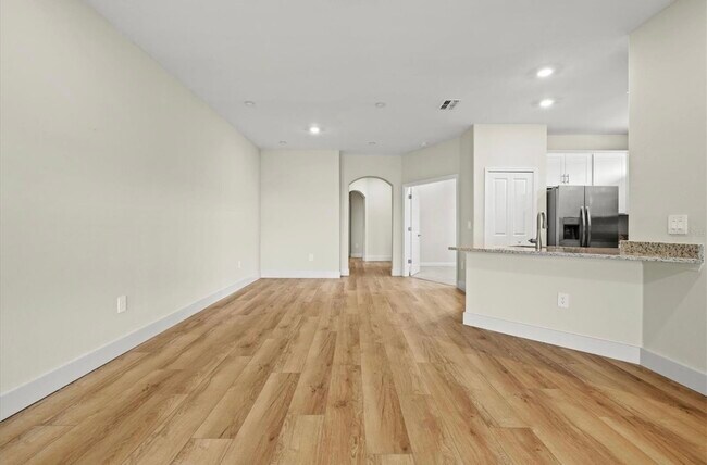 Building Photo - 15519 Sunny Day Dr