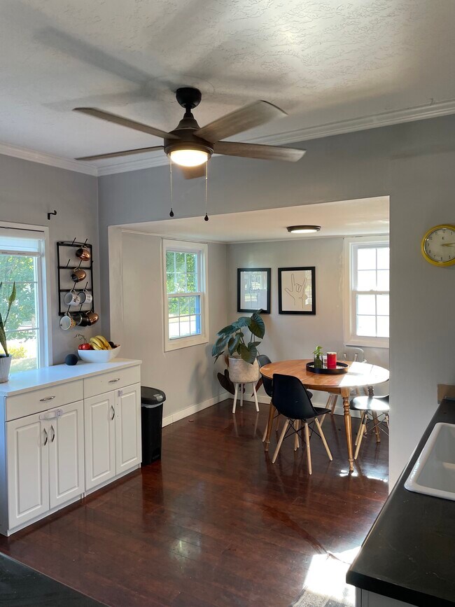 Building Photo - 3124 W Fairview Ave