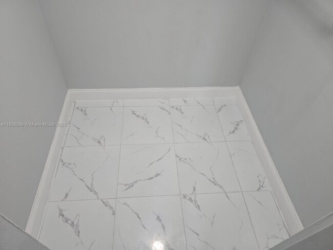 Building Photo - 8040 N Colony Cir