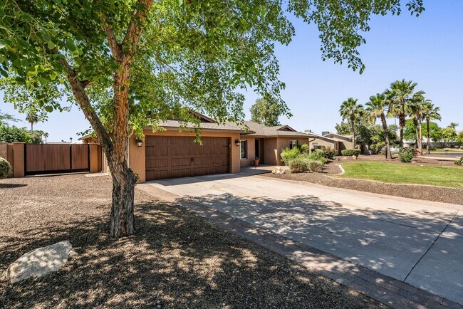 Building Photo - **STUNNING 3 BEDROOM/2 BATHROOM FULLY RENOVATED HOME IN SCOTTSDALE!! (THUNDERBIRD & 52ND ST)**