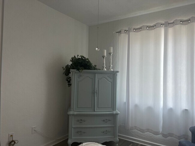 Building Photo - NEW PRICE on Adorable 1BR/1BA Condo in Downtown Venice