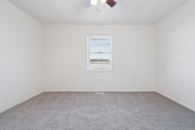 Building Photo - 3-Bedroom Home Near Dining, Shopping & Broadway Extension