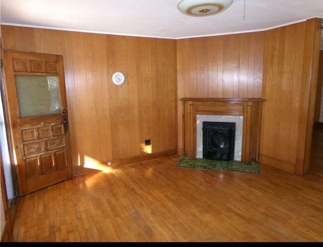 Building Photo - Beautiful 2 bed/1 bath bungalow for rent