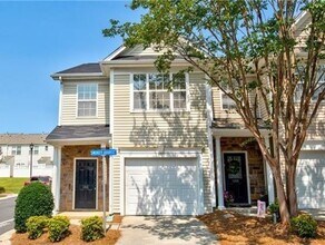 Building Photo - 3BR Townhome • In-Unit W/D • Trash Included in Fort Mill