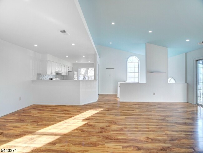 Building Photo - 142 Harvest Ln