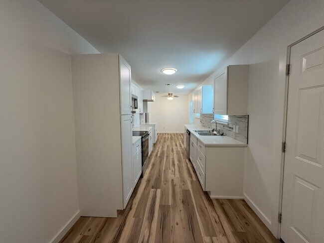 Building Photo - 1202 Valley View Dr