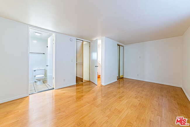 Building Photo - 933 S Manhattan Pl