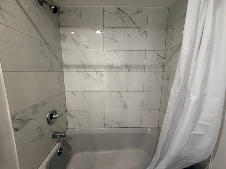 Building Photo - 44 W 7th St