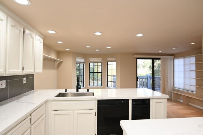Building Photo - Tranquil / Updated Townhome in Gated in Vi...