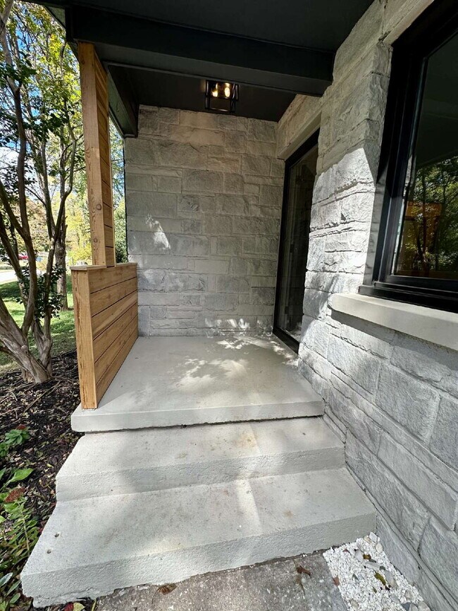 Building Photo - "Charming 2-Bed Gem with Granite Elegance ...