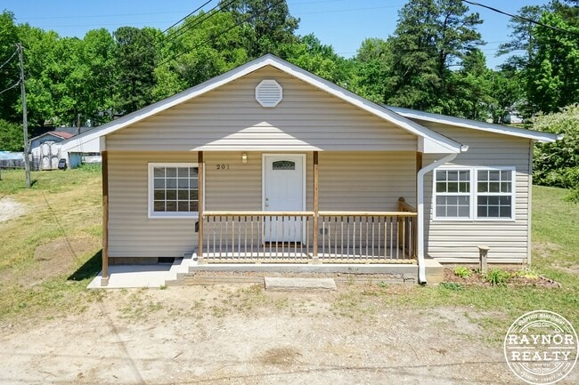 Building Photo - Practically New!