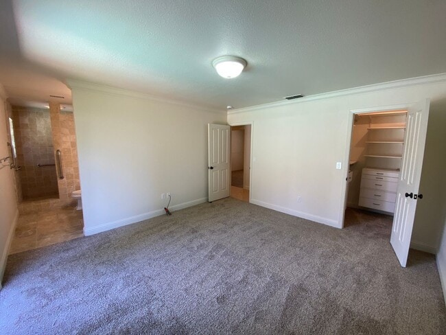 Building Photo - Beautiful Home with a Pool