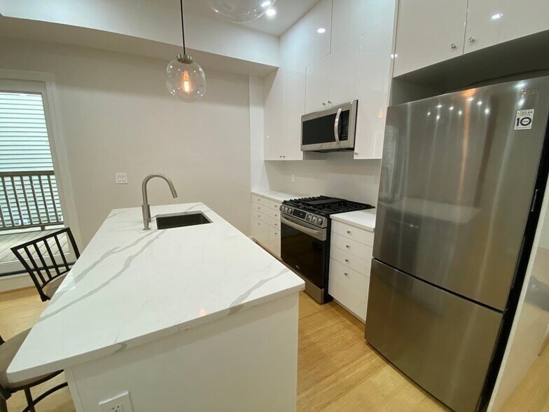 Building Photo - 258 W Broadway