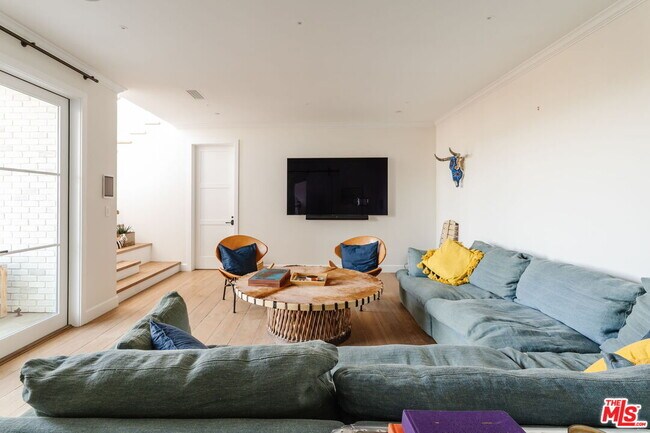 Building Photo - 5770 Busch Dr