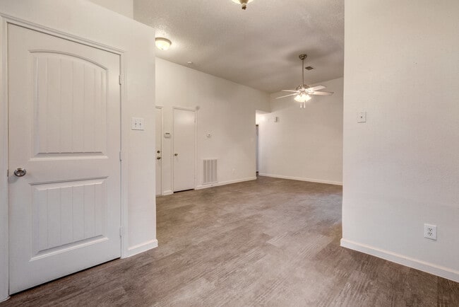 Building Photo - Charming 2 Bedroom Home in La Porte, TX