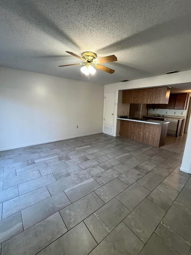 Building Photo - 165 Scottwood Dr SE